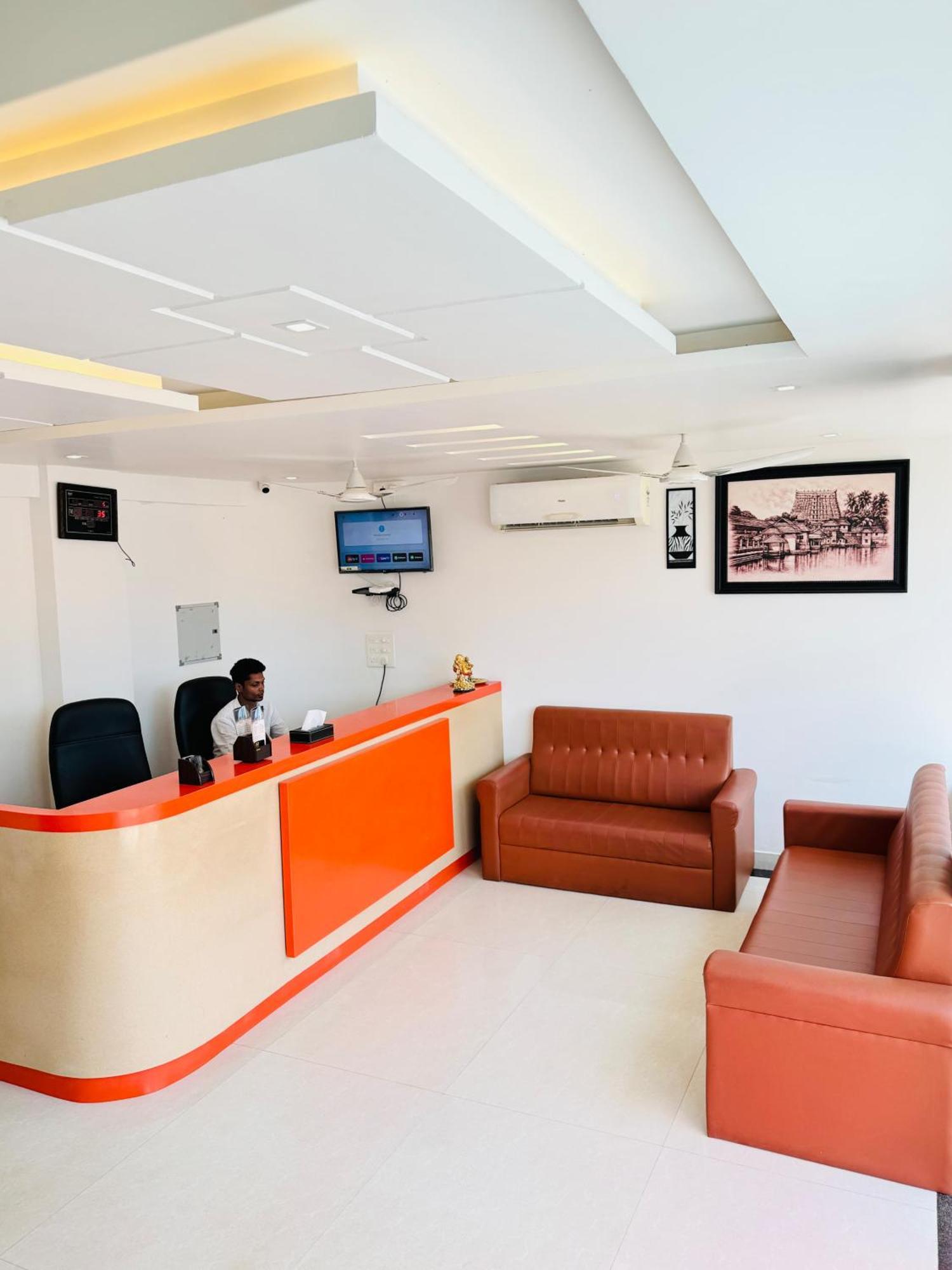 Royal International Hotel Trippapur Exterior foto