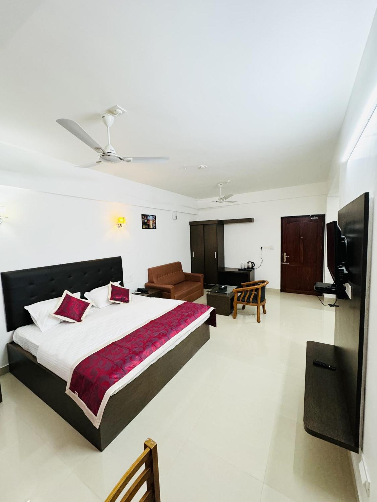 Royal International Hotel Trippapur Exterior foto