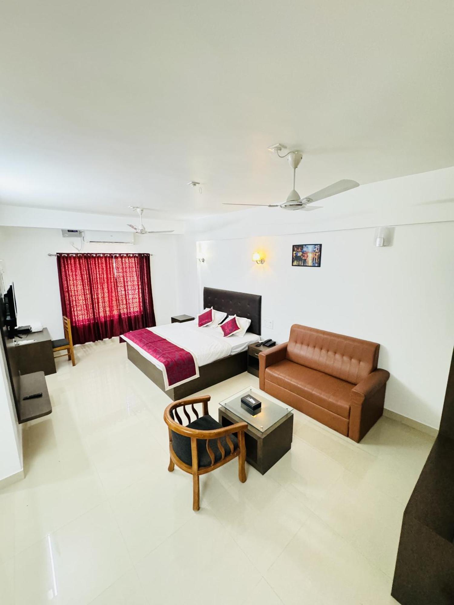 Royal International Hotel Trippapur Exterior foto