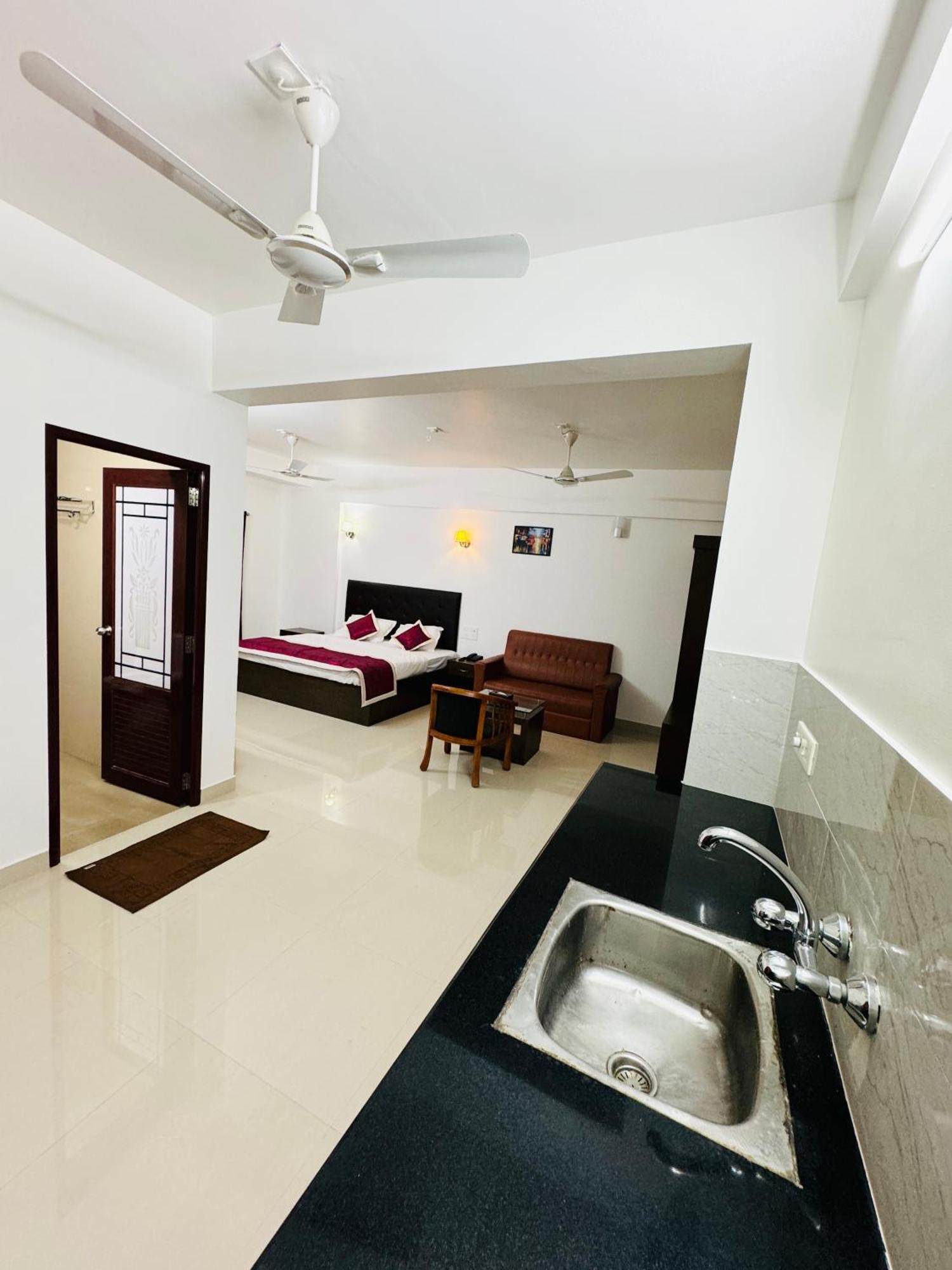 Royal International Hotel Trippapur Exterior foto