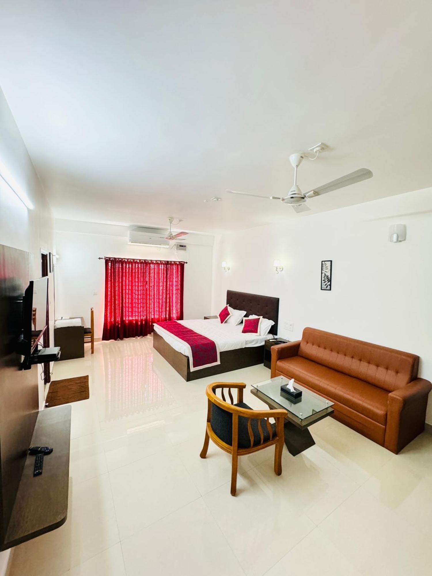 Royal International Hotel Trippapur Exterior foto